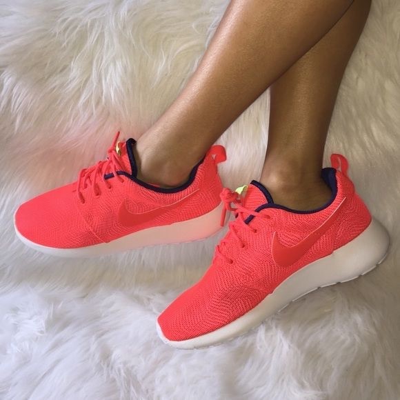nike roshe one crimson